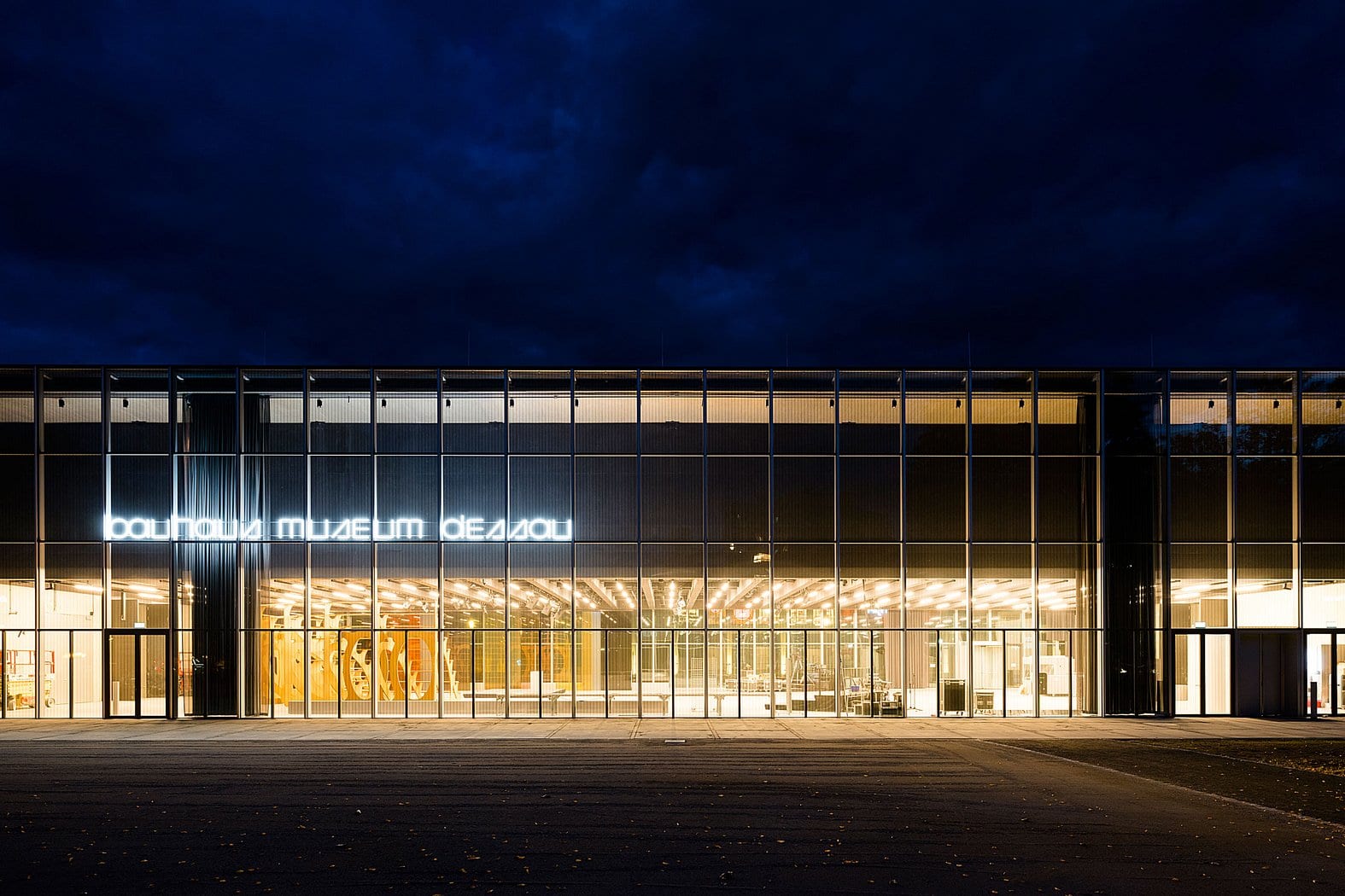 Bauhaus Museum Dessau, hell beleuchtet bei Dunkelheit