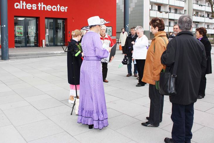 oeffentliche Stadtfuehrung am neuen Theater