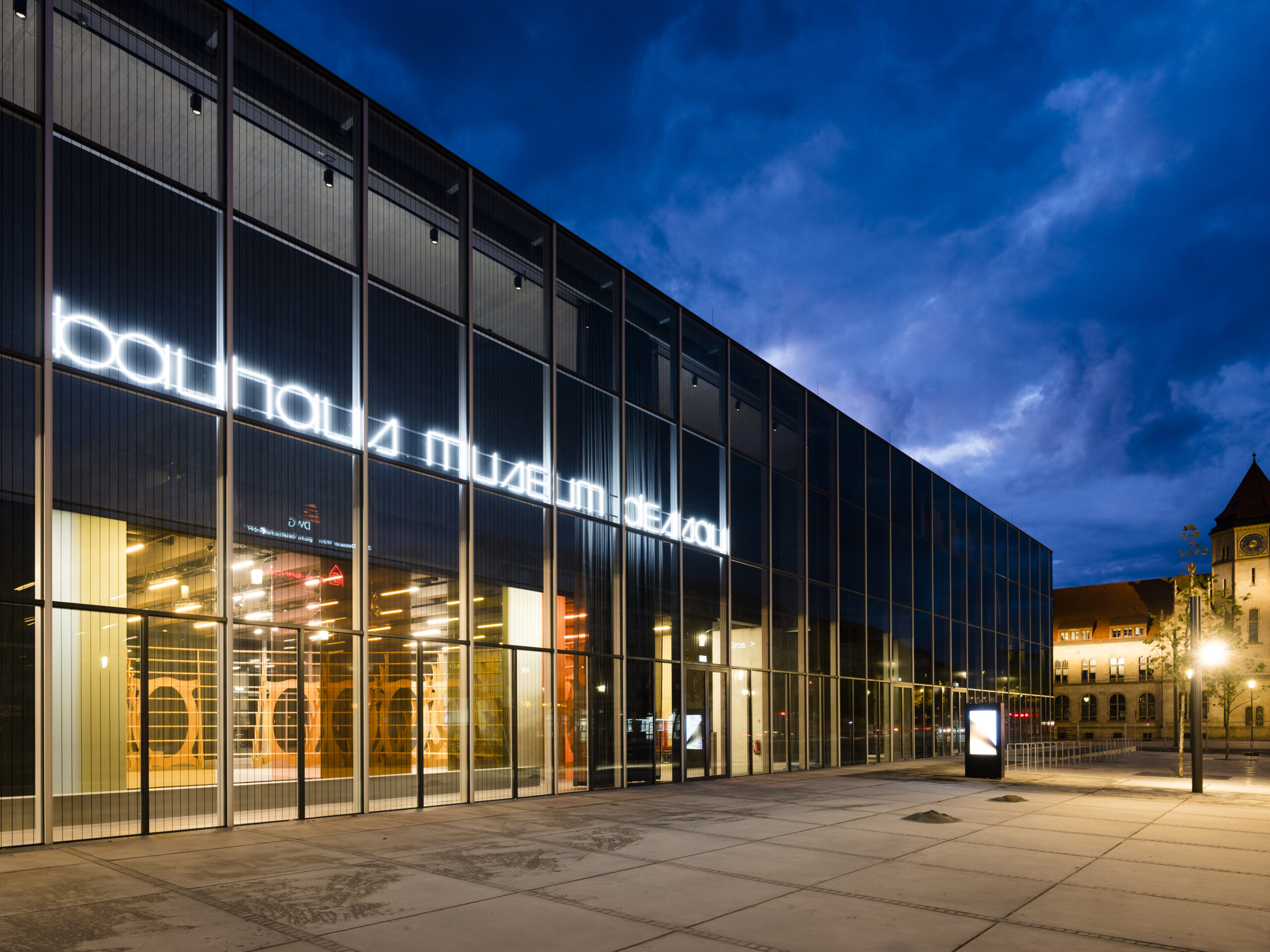 Bauhaus Museum in Dessau Nachtaufnahme außen