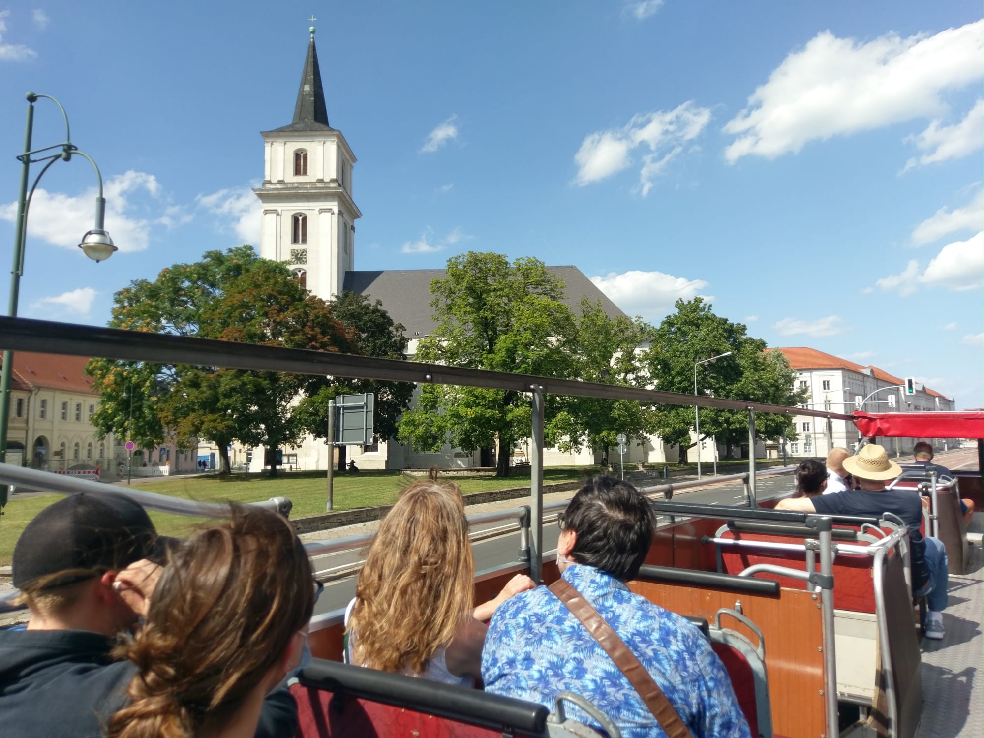 Stadtrundfahrt im Doppeldeckerbus durch Dessau.