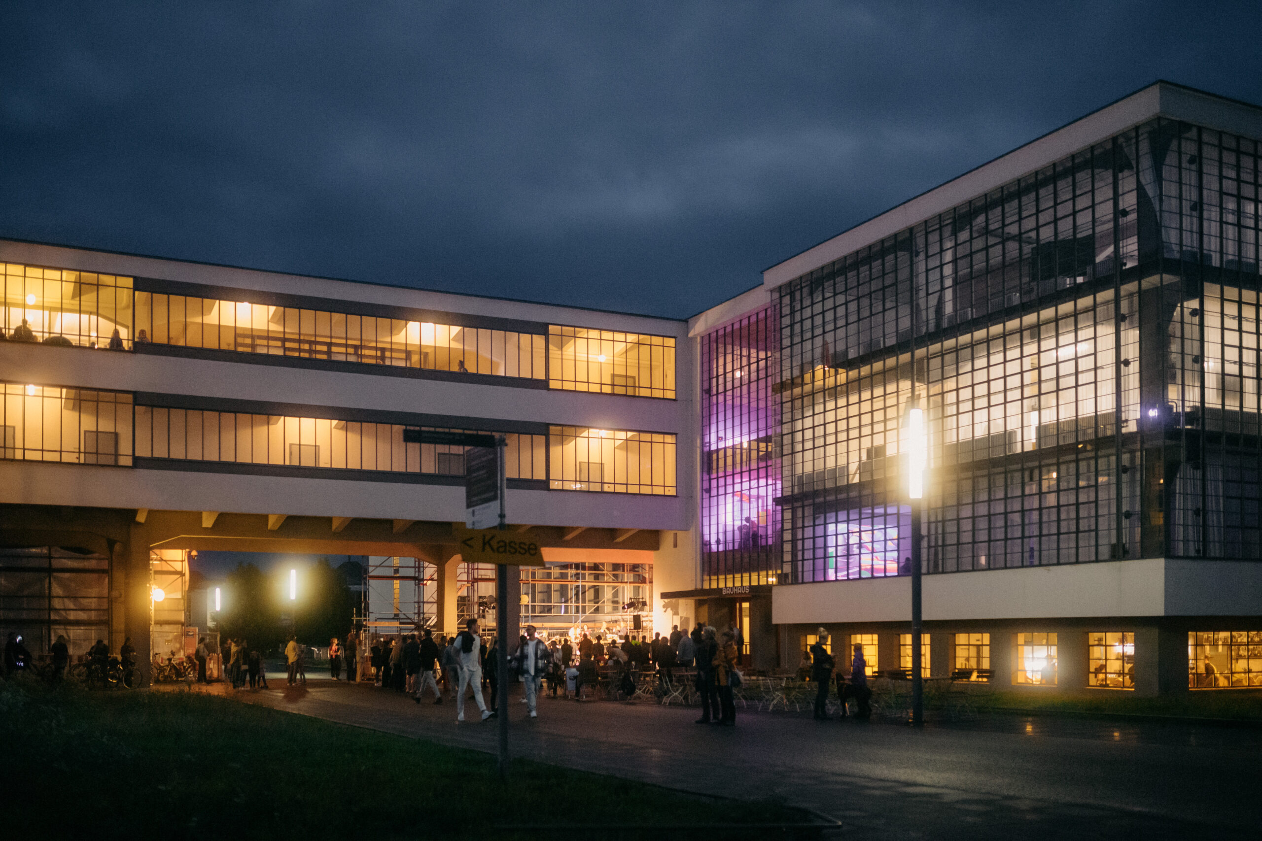 Das Bauhausgebäude in Dessau zum alljährlichen Bauhausfest.