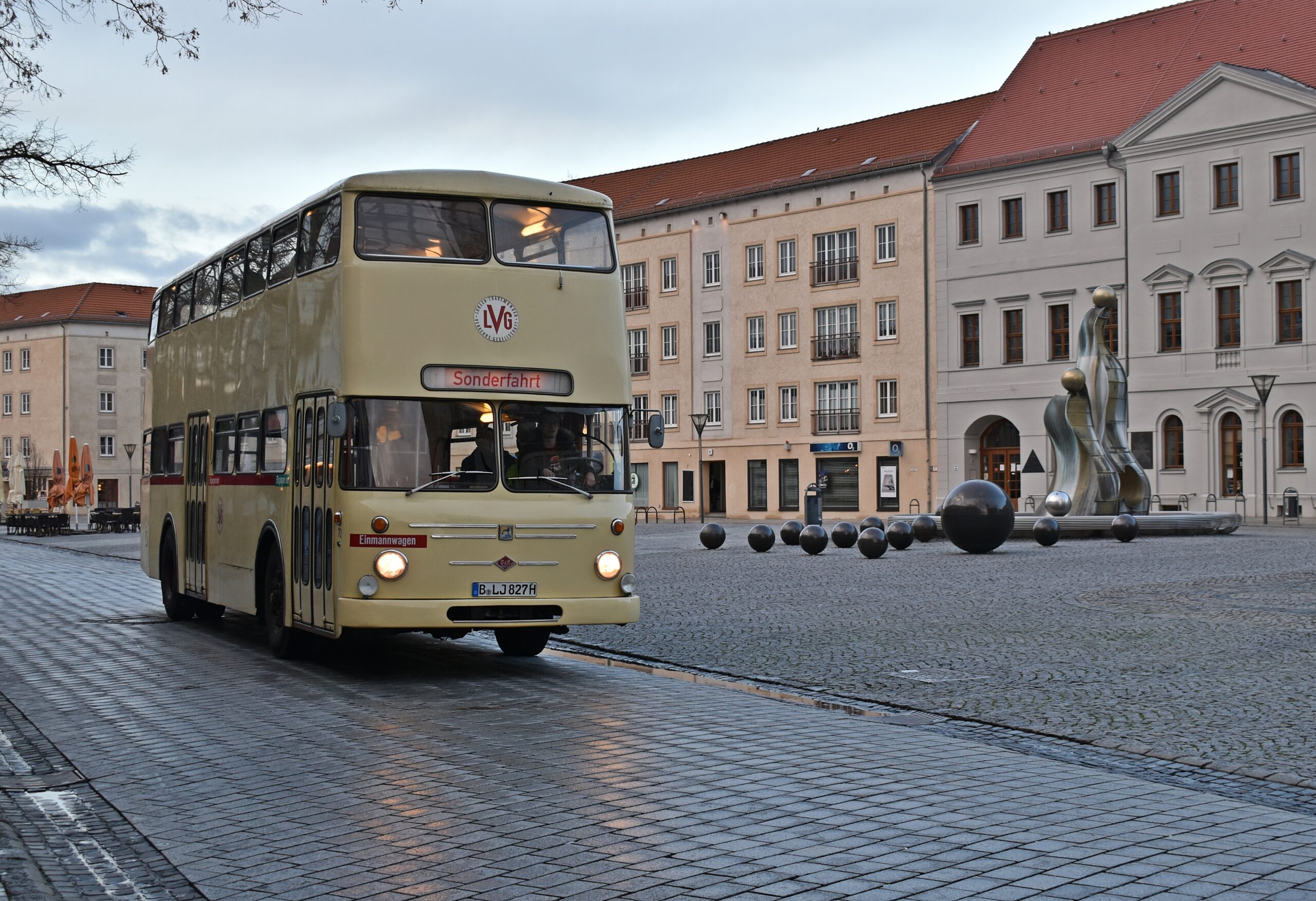 Oldtimer Doppeldeckerbus auf dem Dessauer Marktplatz