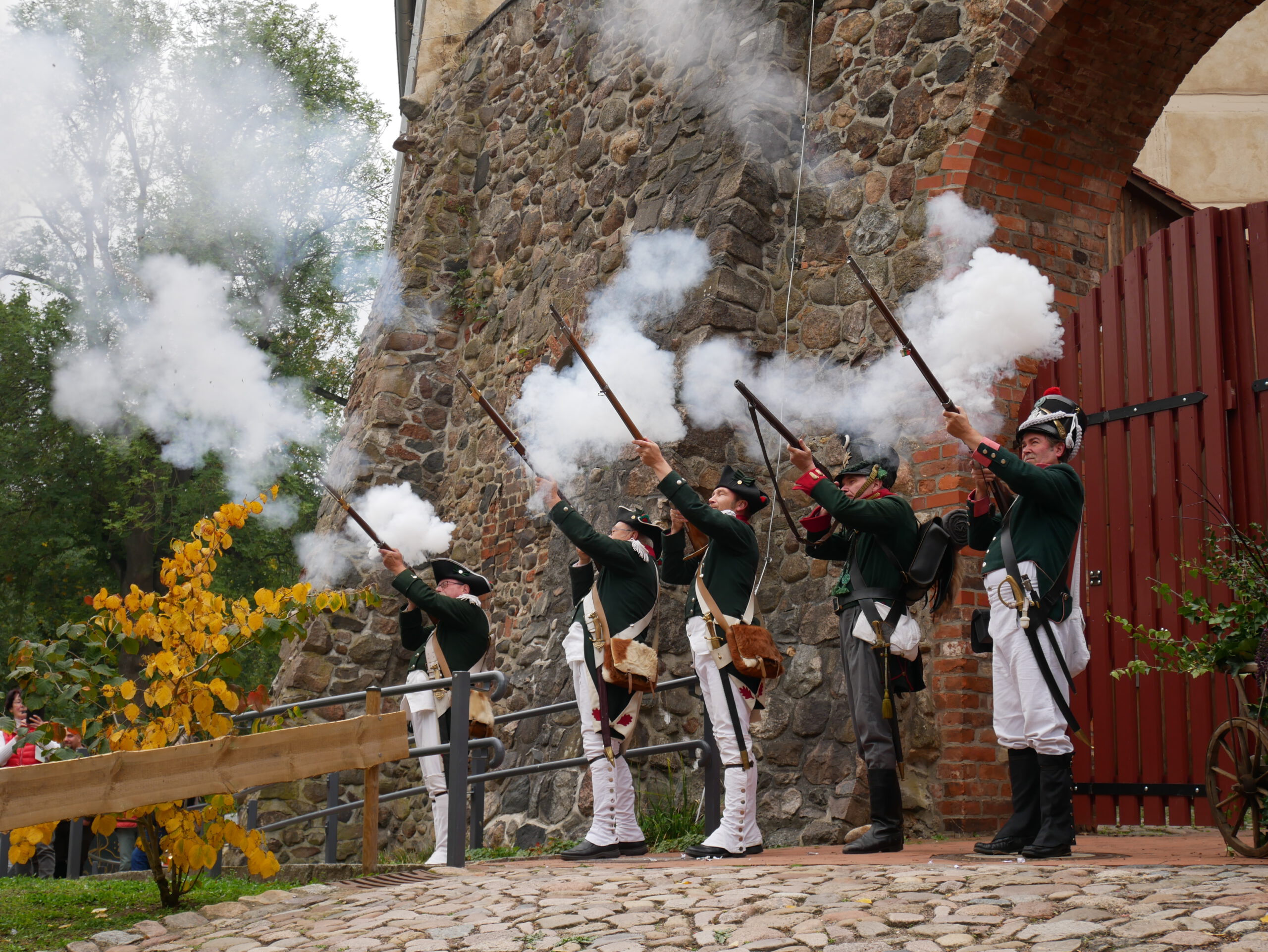 Schützengilde zum Hubertusfest vor der Burg Roßlau