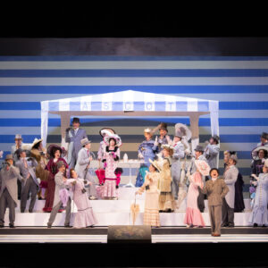 Szenenfoto aus My Fair Lady im Anhaltischen Theater Dessau, Menschengruppe, Chor, Foto ATD