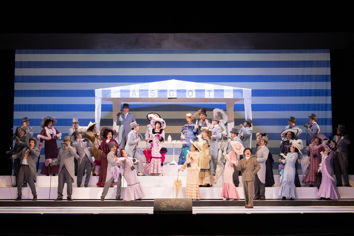 Szenenfoto aus My Fair Lady im Anhaltischen Theater Dessau, Menschengruppe, Chor, Foto ATD