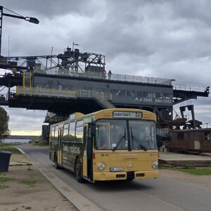 Ein Bus der Nahverkehrsfreunde e. V. auf dem Gelände von Ferropolis