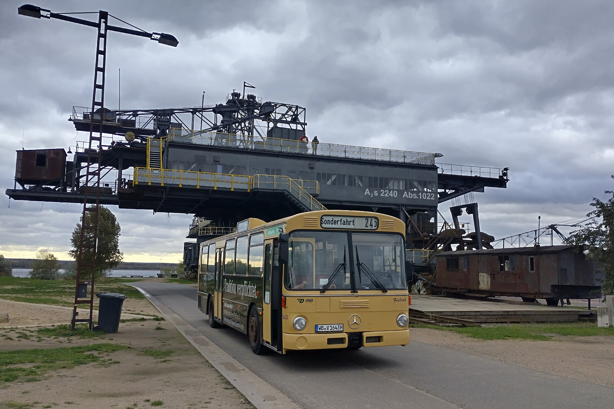 Ein Bus der Nahverkehrsfreunde e. V. auf dem Gelände von Ferropolis