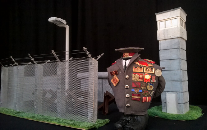 Szenenbild aus Bis Mitternacht im Alten Theater Dessau, Grenze, Figuren, Foto www.buchfink-theater.de