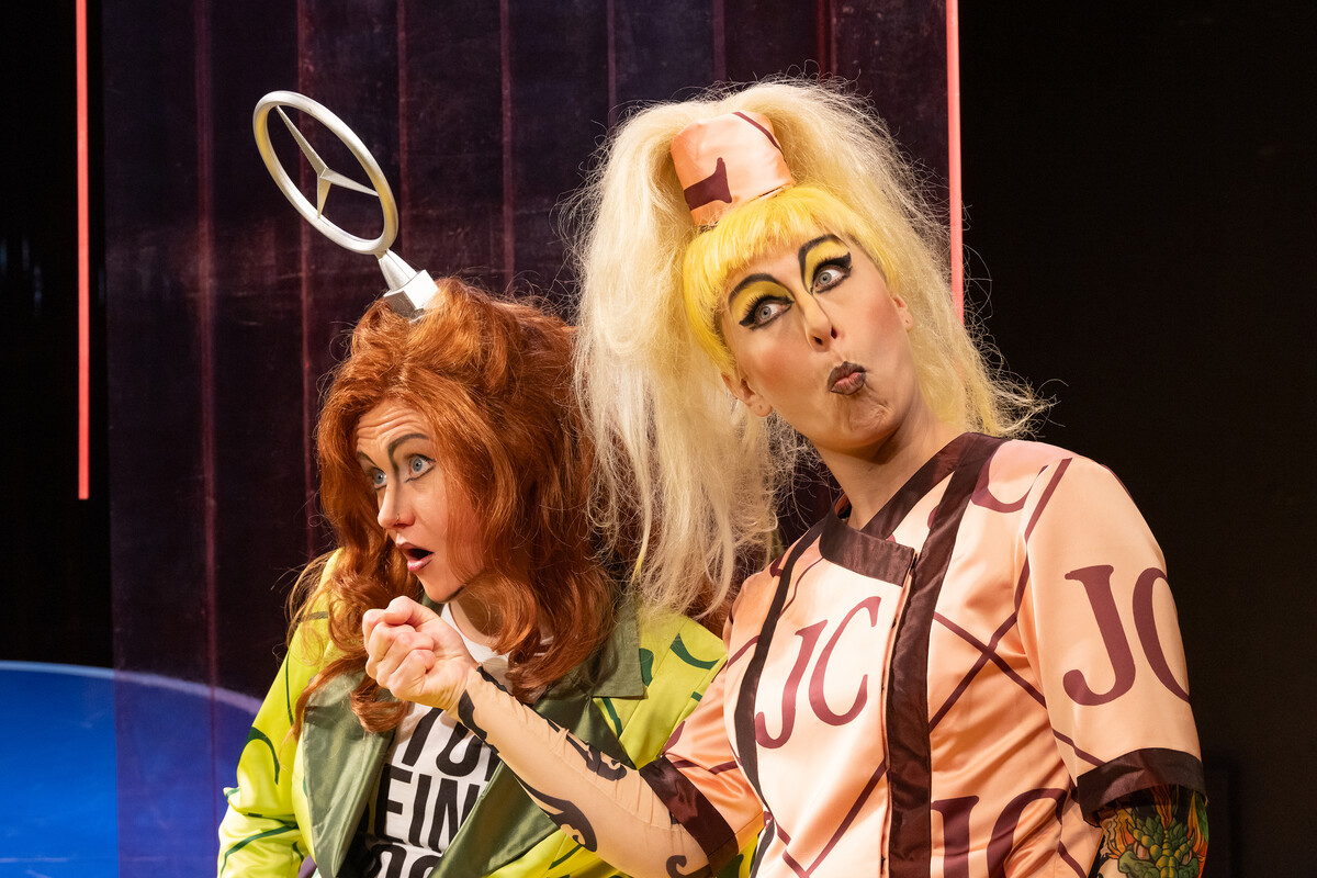 Szenenfoto aus Jeeps im Alten Theater Dessau, Foto Claudia Heysel