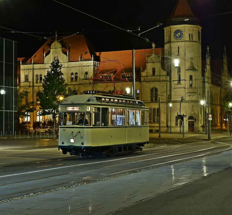 Weihnachtliche Straßenbahnfahrten in Dessau.
