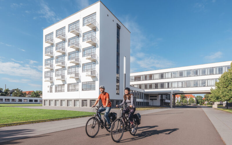 Radfahrer vor dem Bauhaus
